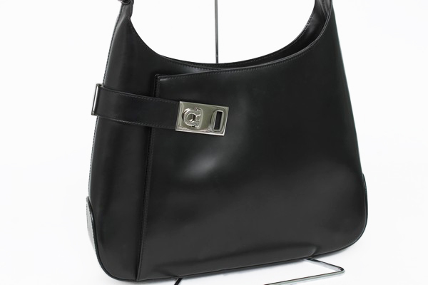  1円 Salvatore Ferragamo フェラガモ ガンチーニ レザー ショルダー バッグ ブラック(かばん、バッグ)｜売買されたオークション情報、yahooの商品情報をアーカイブ公開 - オークファン かばん、バッグ