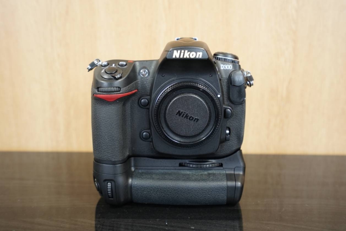 NIKON D300 ボディ+縦グリップMB-D10 即決32GBCFカードつき 【公式通販】