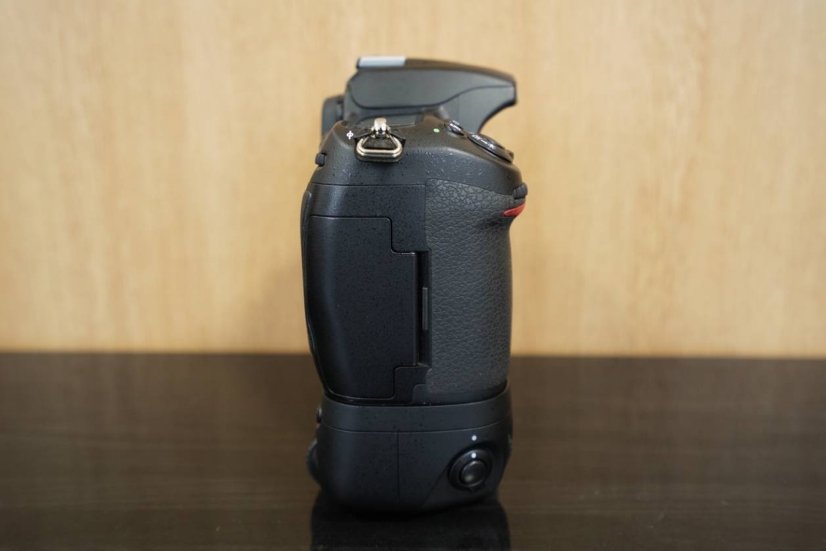 NIKON D300 ボディ+縦グリップMB-D10 即決32GBCFカードつき 【公式通販】