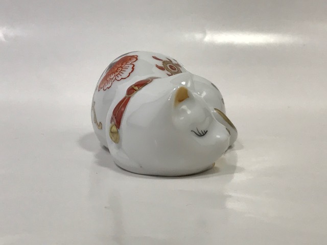 伊万里 眠り猫 花紋 貿易模様 9.8cm 猫置物 /検索 縁起物 猫 焼き物
