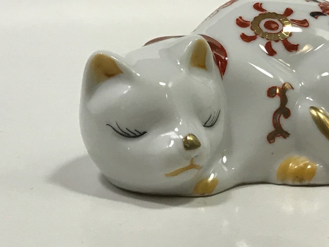 伊万里 眠り猫 花紋 貿易模様 9.8cm 猫置物 /検索 縁起物 猫 焼き物