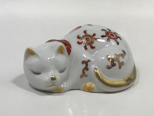 伊万里 眠り猫 花紋 貿易模様 9.8cm 猫置物 /検索 縁起物 猫 焼き物