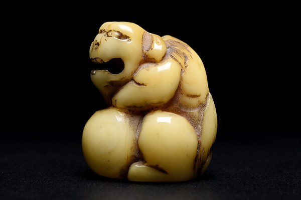 【 牙 彫 玉獅子文 緒締玉 】 提物 彫刻 印籠 根付