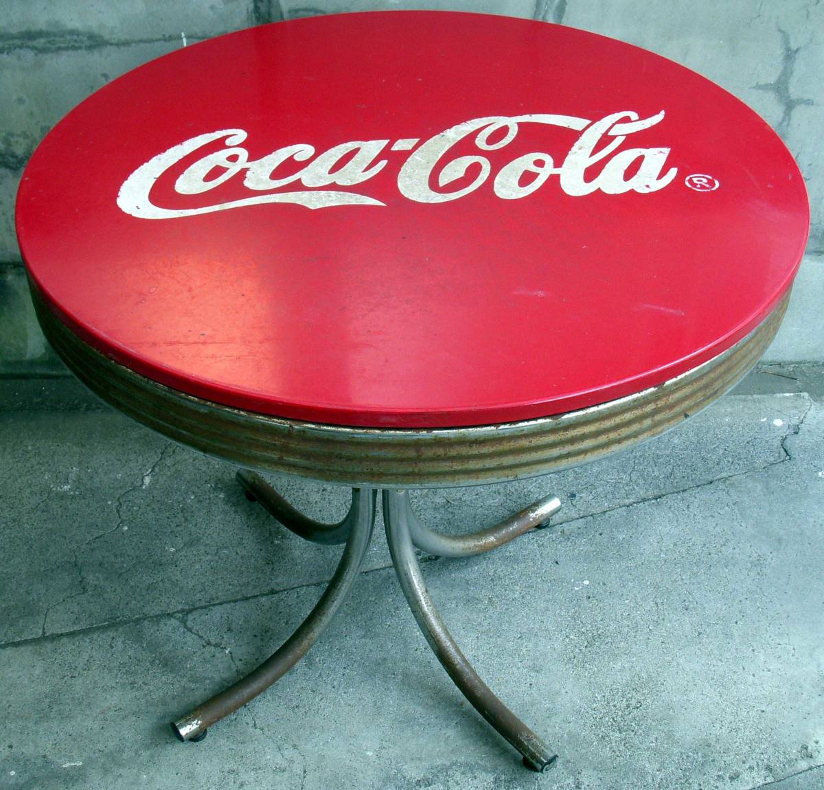 Coca (コカコーラ) カフェテーブル Cola ベージュ×レッド｜トレファク 