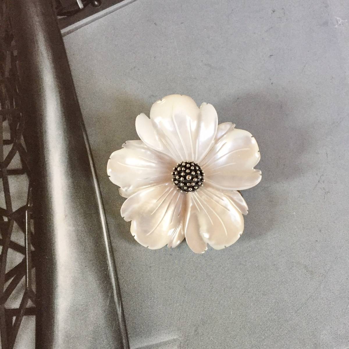 Stephen Dweck スティーブンデュエック◇大きめ白蝶貝MOPフラワーブローチ