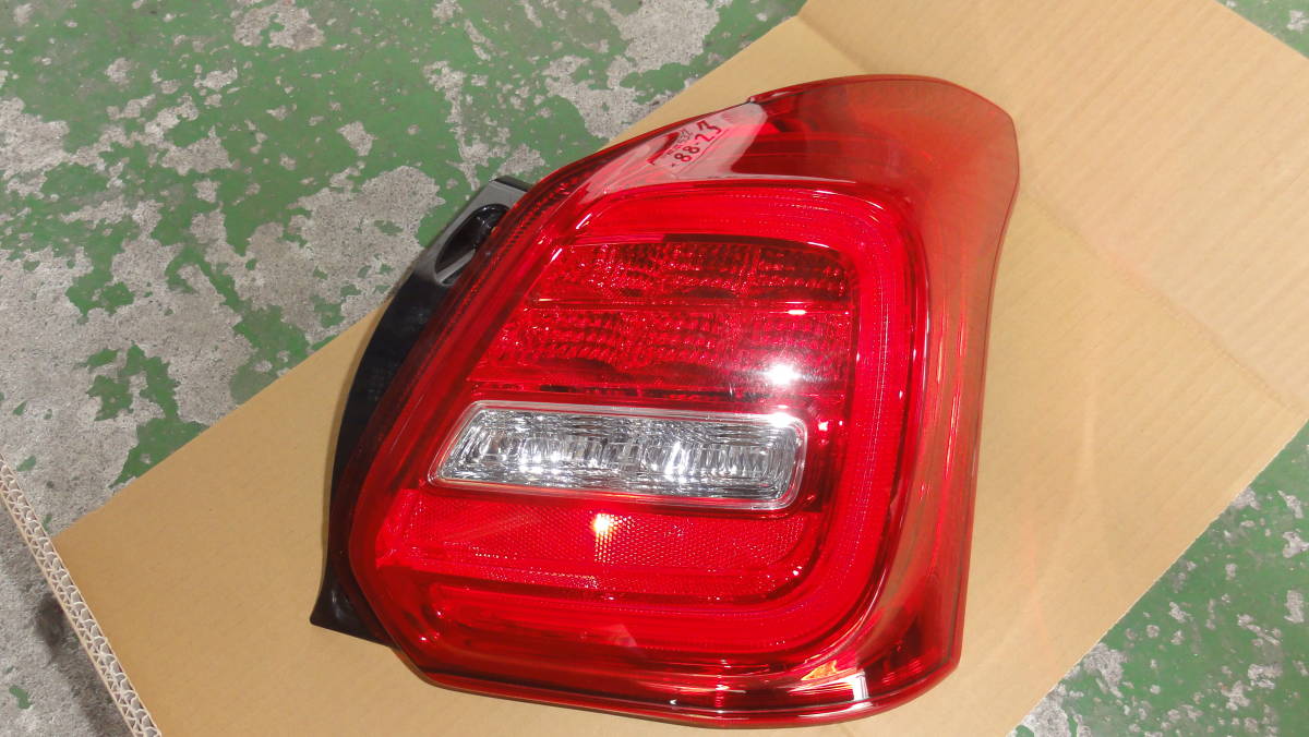 スズキ スイフトスポーツ ZC33S 右テールランプ