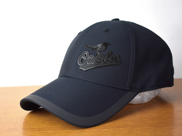 ★未使用品★ UNDER ARMOUR アンダーアーマー ×BALTIMORE ORIOLES オリオールズ MLB【L-XL】キャップ 帽子 クールデザイン 国内未発売 E25
