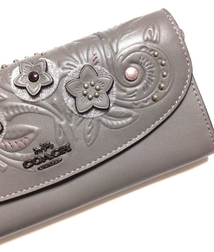 コーチCOACH日本未入荷商品です。綺麗な花などの飾りが立体的に装う長財布