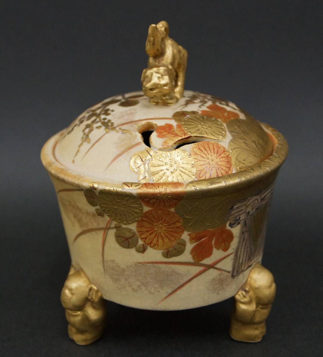 薩摩焼 金襴手色絵金彩 着物美人唐子風景窓絵付 獅子耳大香炉 高さ44cm 寂】蔵出時代 薩摩焼 金彩色絵『菊花文』香炉 獅子摘 三足香炉