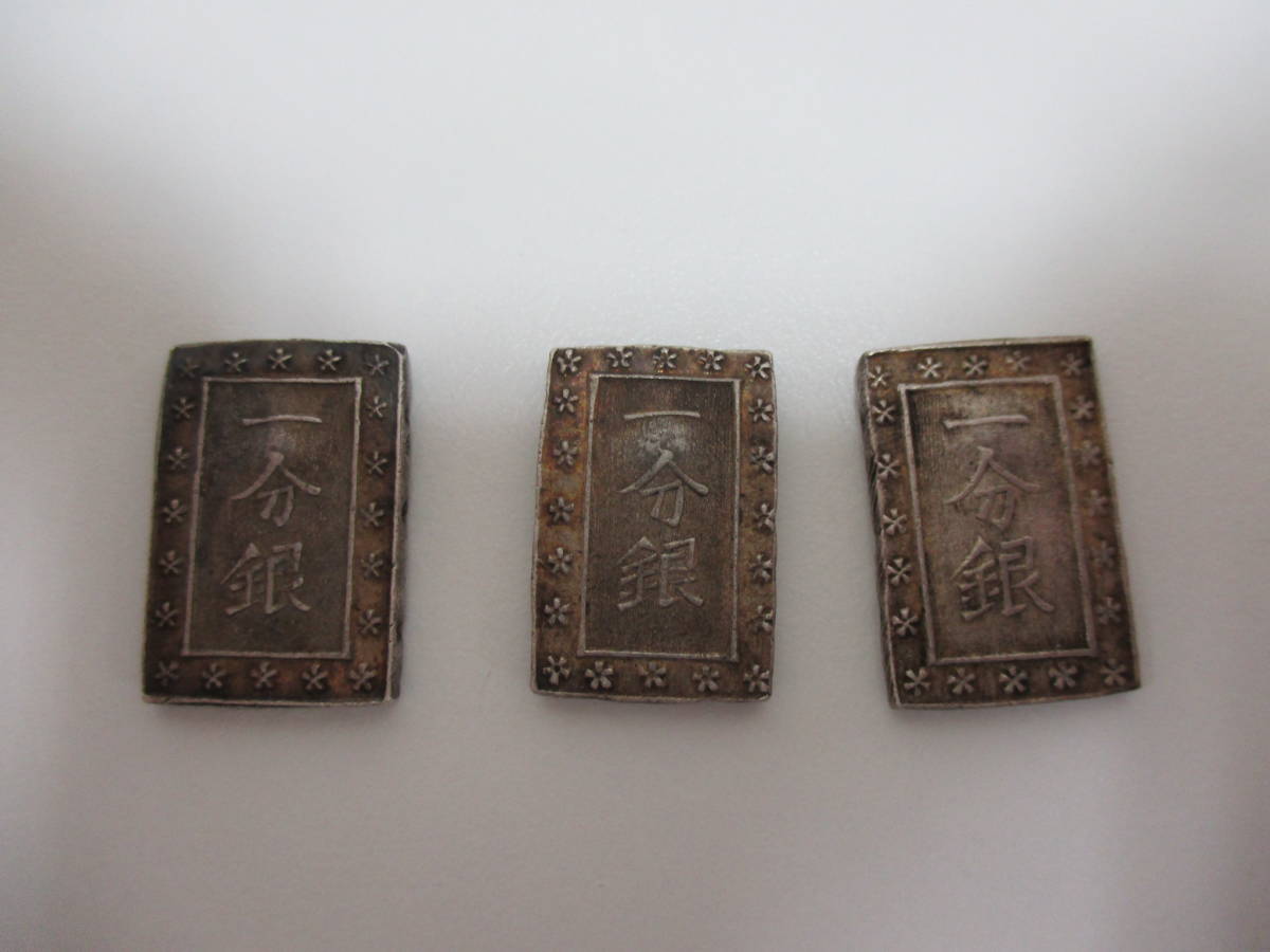 微細に時がかかり10万円です。ふぅ(ふん)神様の変化です。 天皇陛下御在位60年記念 10万円金貨 1万円銀貨