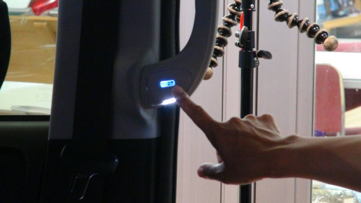 大人気商品！！　80ヴォクシー・ノア・エスクァイア　室内開閉スイッチ C-Button.TYPE2　両側セット　ライトグレー　スイッチ点灯色（青）_2