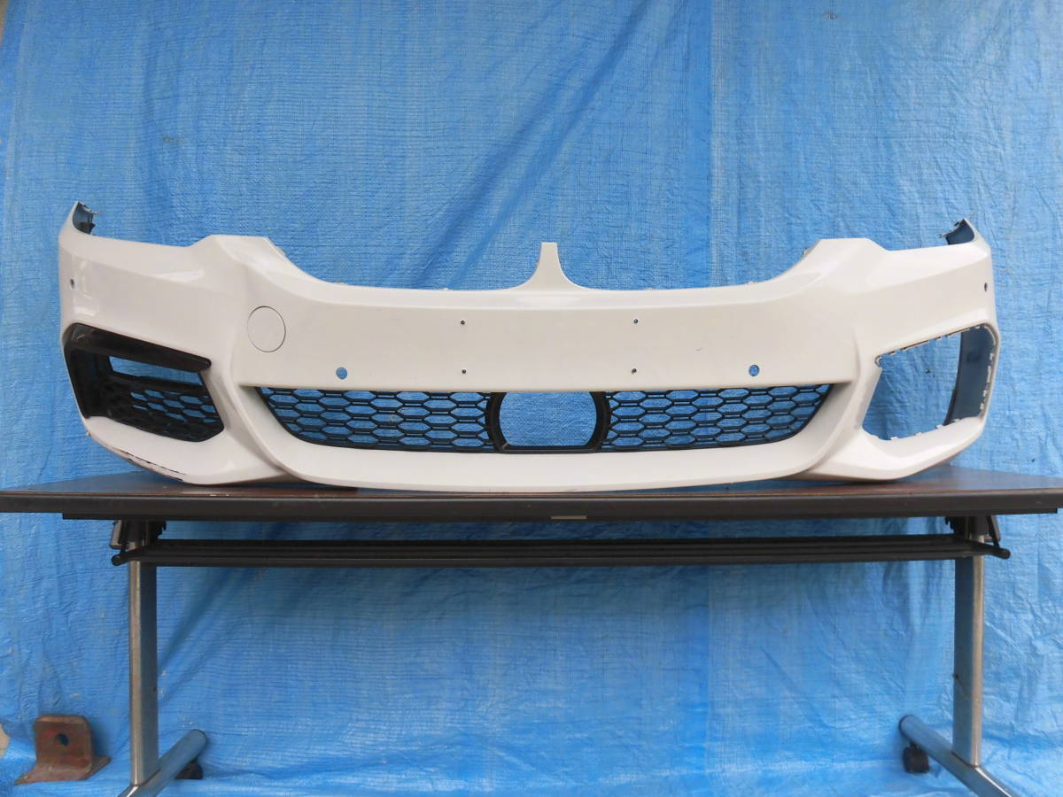 AE851　BMW G30 G31 5シリーズ　Mスポーツ　フロントバンパー　白