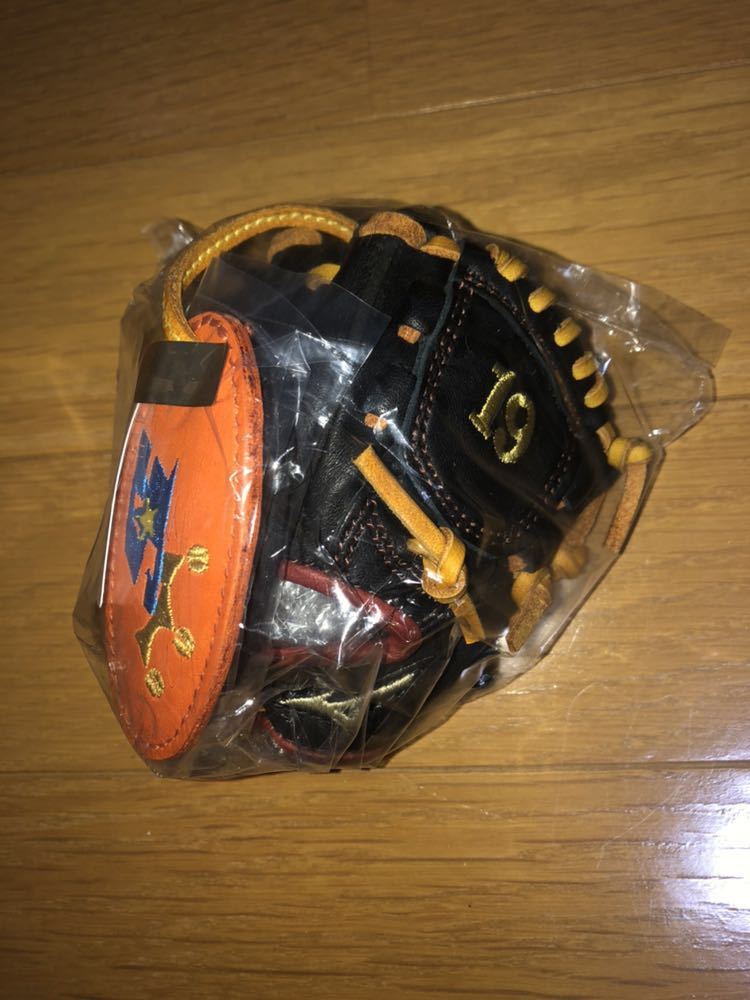 新品，正規品 読売ジャイアンツ 巨人 菅野智之 ミニチュアグラブ グローブ 投手三冠 沢村賞 受注生産 限定品(記念品、関連グッズ)｜売買されたオークション情報、yahooの商品情報をアーカイブ公開 - オー その他