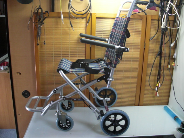 ☆車イス 軽量/コンパクト/折りたたみ カドクラ KADOKURA タッチ A502