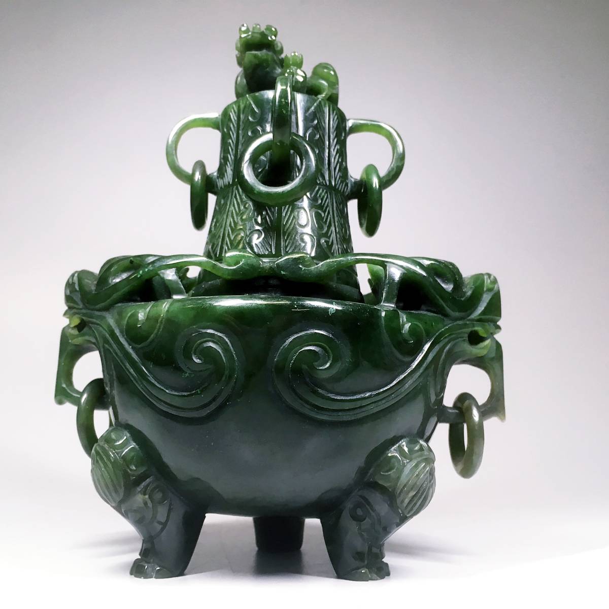 中国美術　玉石　黒翡翠（ブラックジェダイト）獅子彫　遊環三足香炉　台座・布箱付 中国美術 玉石 黒翡翠（ブラックジェダイト）獅子彫 遊環三足香炉 台座・布