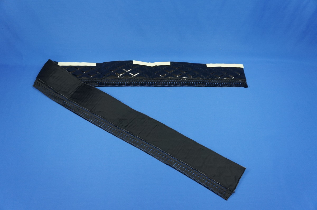 煌輝V2　キルトフロントカーテン　ブラック×ゴールド