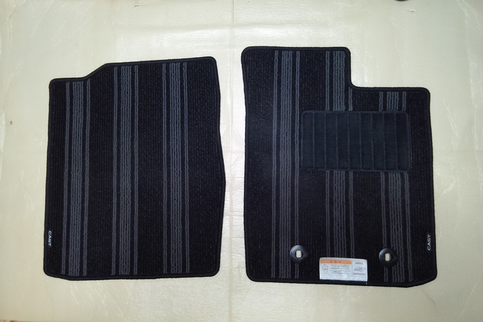 中古 フロアカーペットマット(グレー ストライプ)１台分３点セット ダイハツキャスト(LA250S LA260S)純正「取扱説明書・取付部品」付き_2