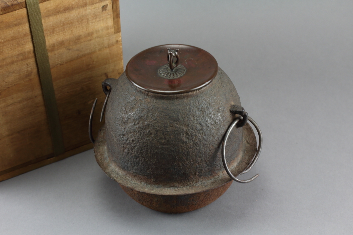 全国無料，100%新品 逆羽釜 三代 宮崎寒雉 斑紫銅蓋 釜鐶 共箱 名越弥五郎識箱 茶釜 茶道具 江戸期(釜)｜売買されたオークション情報、yahooの商品情報をアーカイブ公開 - オークファン 釜