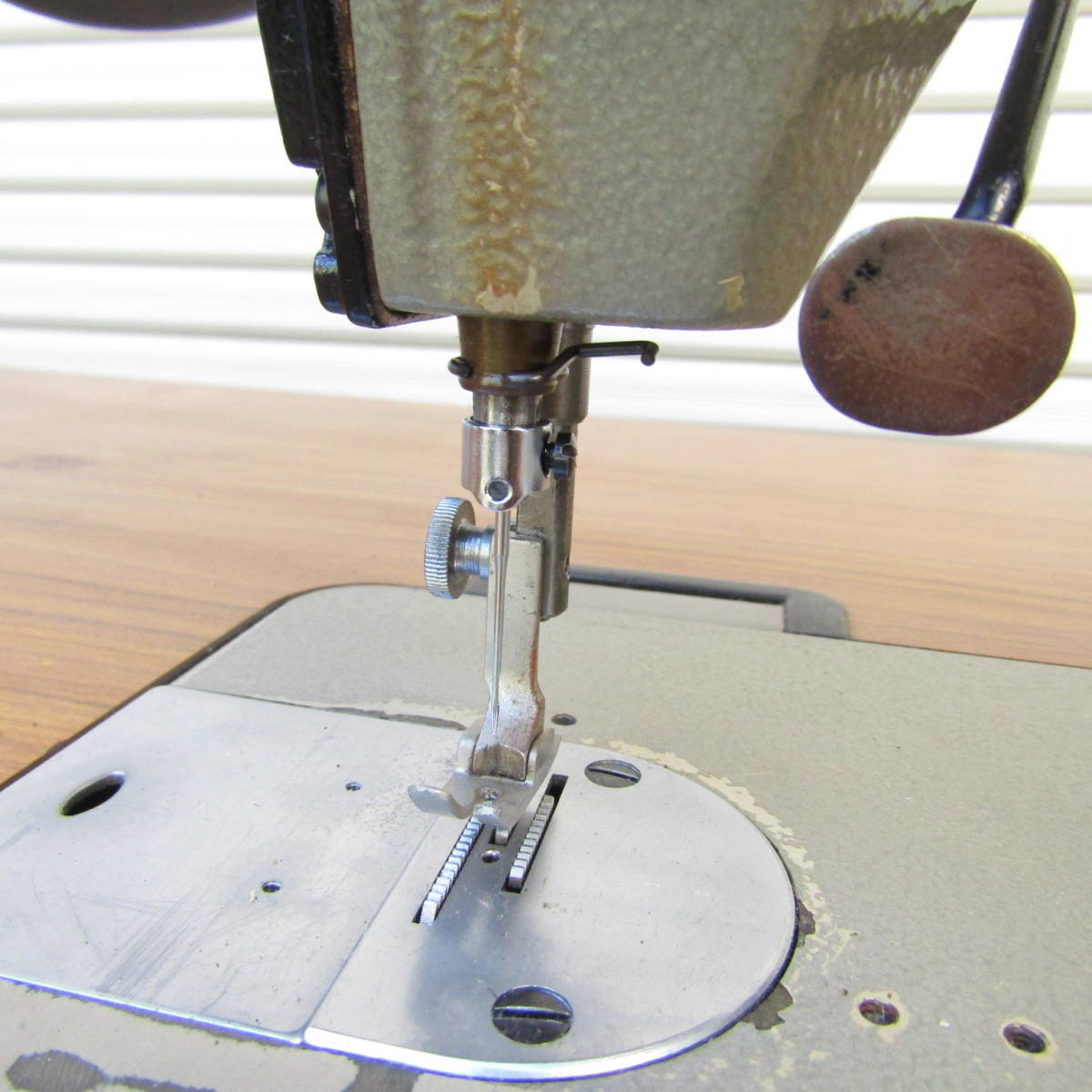 K157【業務用品】稼働品 大型ミシン ジューキ DDL-505 作業机 作業台
