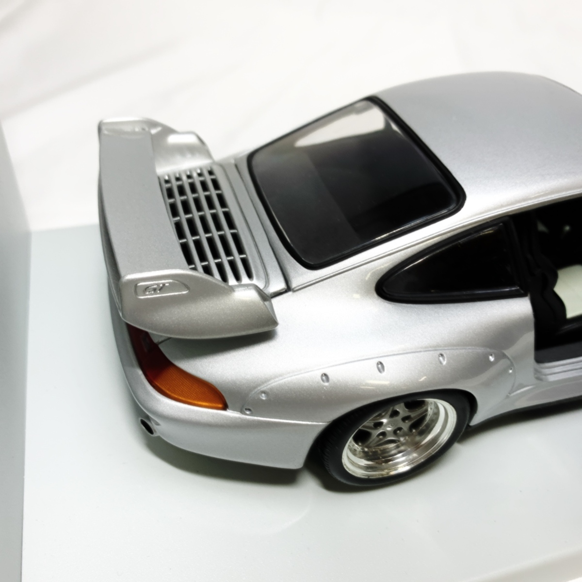 未使用品 レア！ UTモデルズ 1⁄18 ポルシェ 911 GT2 シルバー 銀の通販