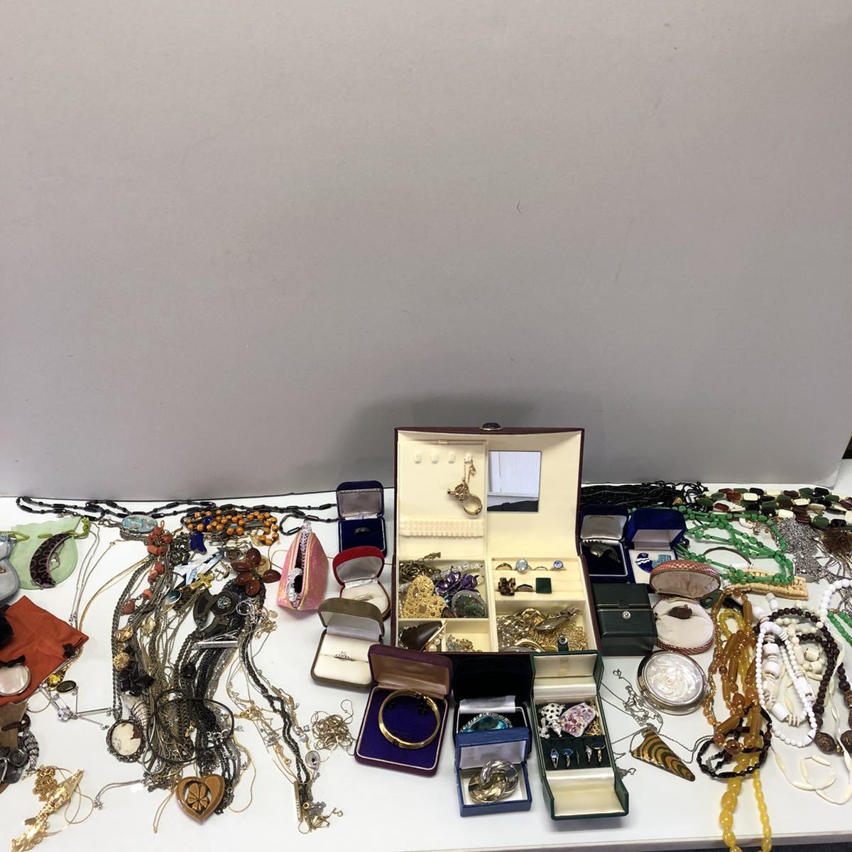 ネックレス アクセサリー ブローチ イヤリング 遺品整理 指輪 大量 