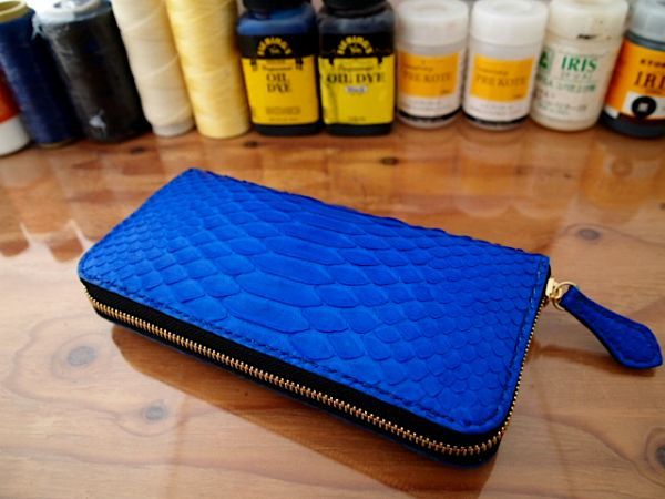 定番，正規品 パイソンレザー総手縫ラウンドファスナー長財布ロイヤルブルーマット青艶消内装ヌメ革レッド赤1点物1円ジップロングウォレット売切限定品(長財布（小銭入れあり）)｜売買されたオークシ 長財布（小銭入れあり）