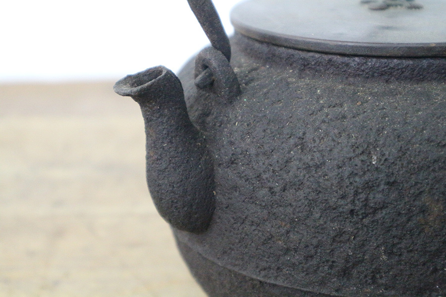 時代物　鉄瓶　大国　安之助　龍文堂銅蓋 名人 銅蓋 - の落札相場 (鉄製) 安之助」鉄瓶 「龍文堂 Yahoo