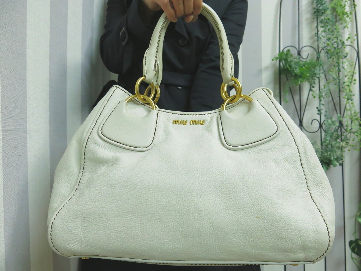  miu miu ミュウミュウ カーフ レザー 本革 トート バッグ 白 アイボリー ゴールド金具 腕掛け B5 収納 かばん Js11960(かばん、バッグ)｜売買されたオークション情報、yahooの商品情報をアーカイブ かばん、バッグ