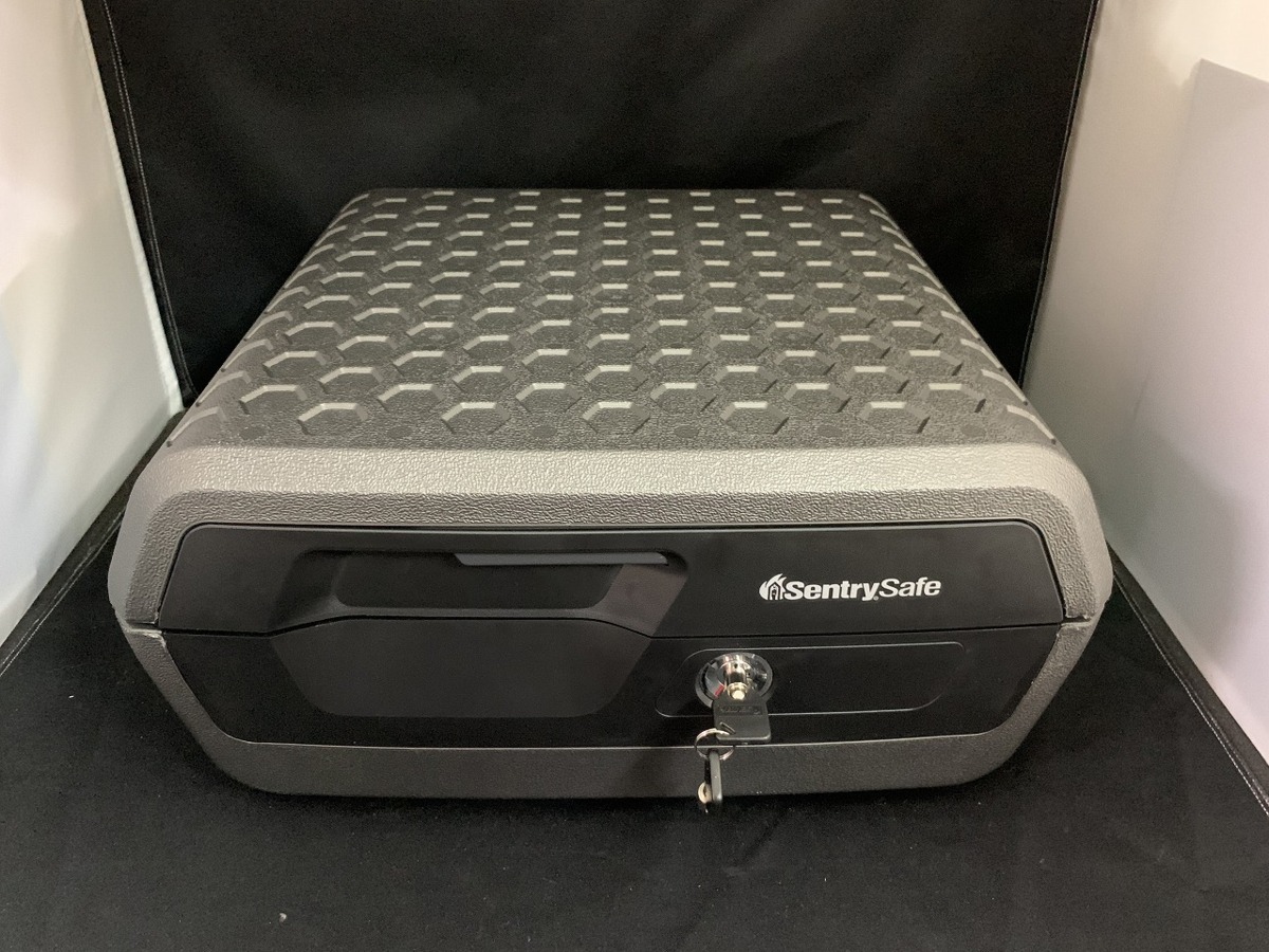 ♪人気商品【Sentry/セントリー ポータブル耐火・防水保管庫 CW3