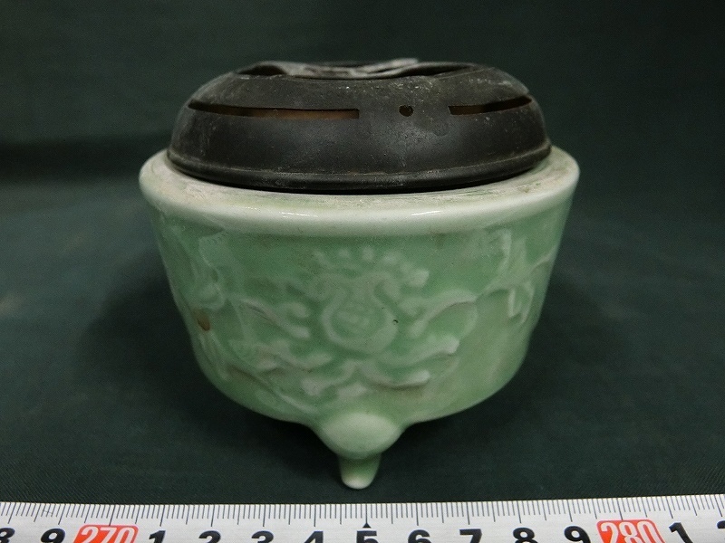 A7428 無落款 青磁 花唐草浮文 千鳥足 香炉 金○堂造の銅蓋 【公式通販】
