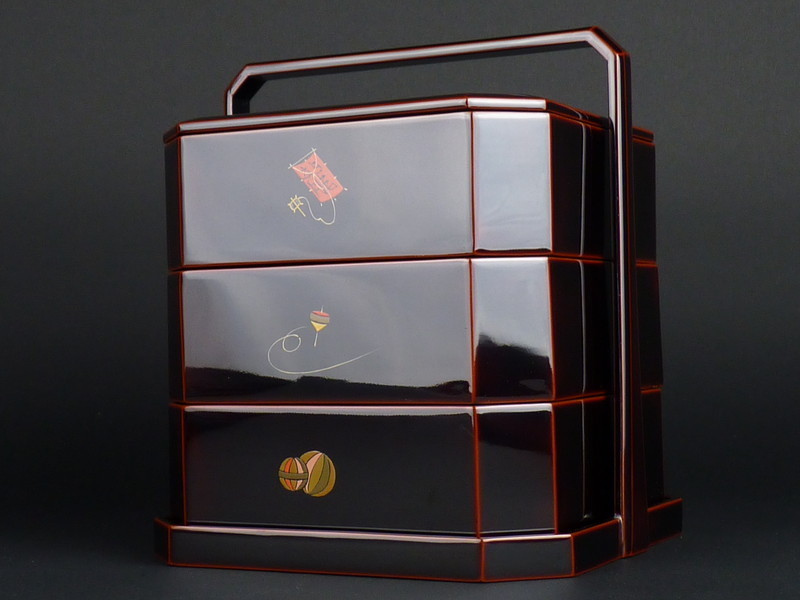 【都屋】68　輪島塗 小重 正月蒔絵 手提げ付 高さ 約21㎝ 幅 約18.5㎝ 木製 重箱 手提げ三段重 内朱塗