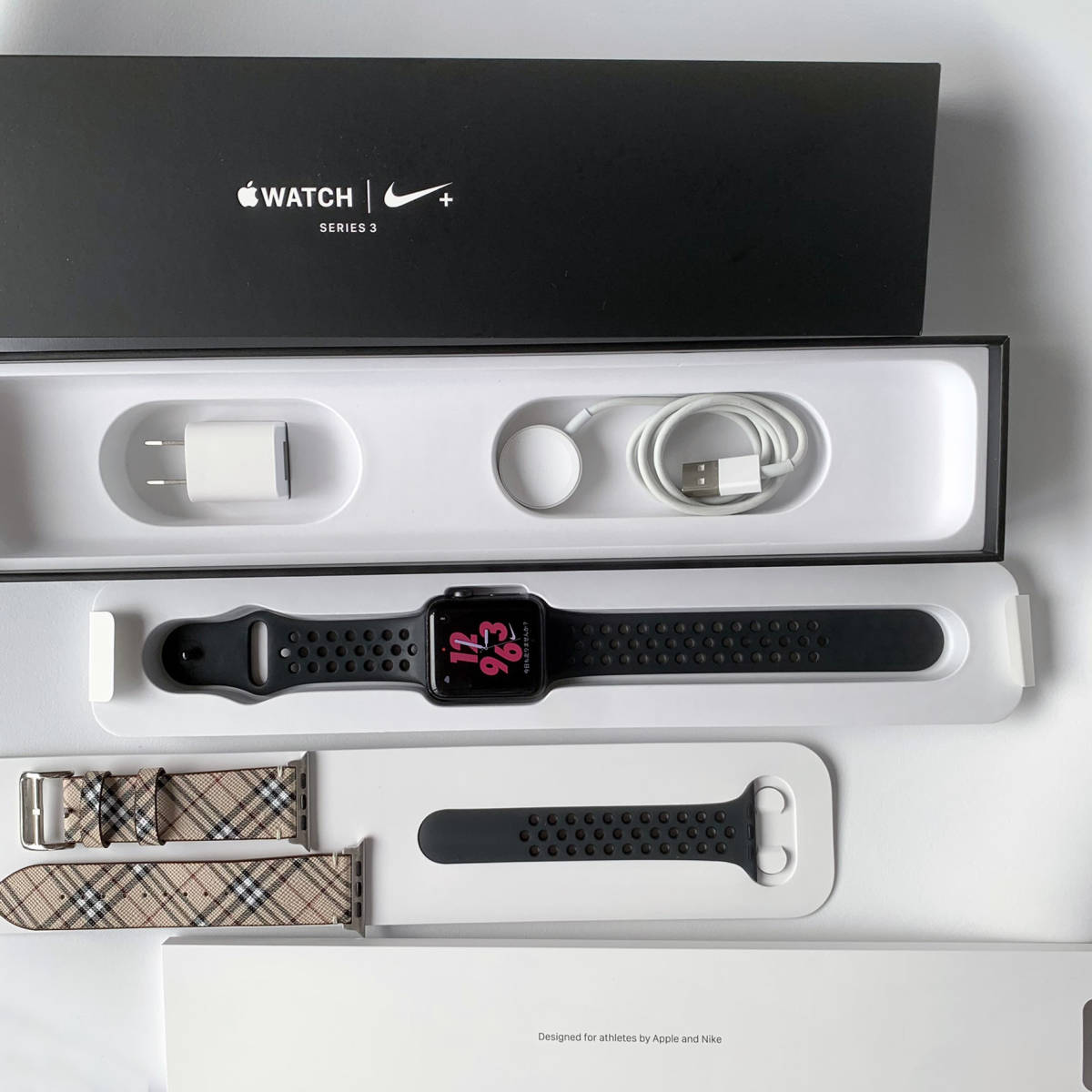  Apple Watch Series 3 GPS 42mm Nike スペースグレイ ＋ 換バンド Burberryタイプ(スマートウォッチ本体)｜売買されたオークション情報、yahooの商品情報をアーカイブ公開 - オークファン スマートウォッチ本体