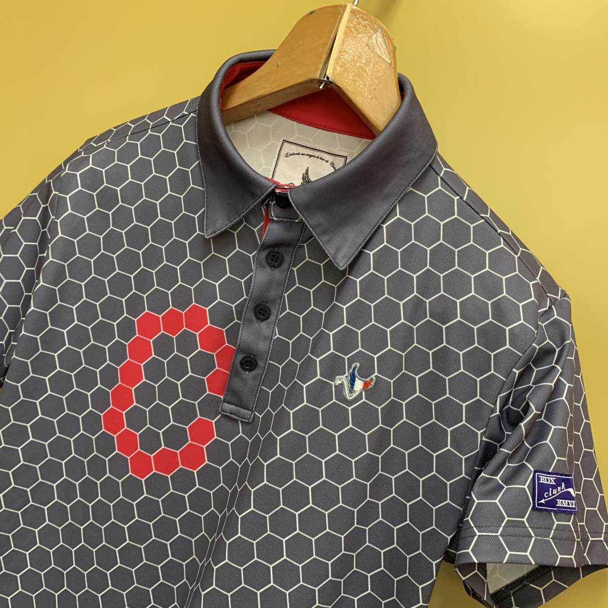  極 /定価20 000円/サイズM 日本製/CLUNK GOLF 総柄６角形プリント/QUICK DRY/UVカット/半袖DRYシャツ グレー/ホワイト(その他)｜売買されたオークション情報、yahooの商品情報をアーカイブ公開 - オーク シャツ