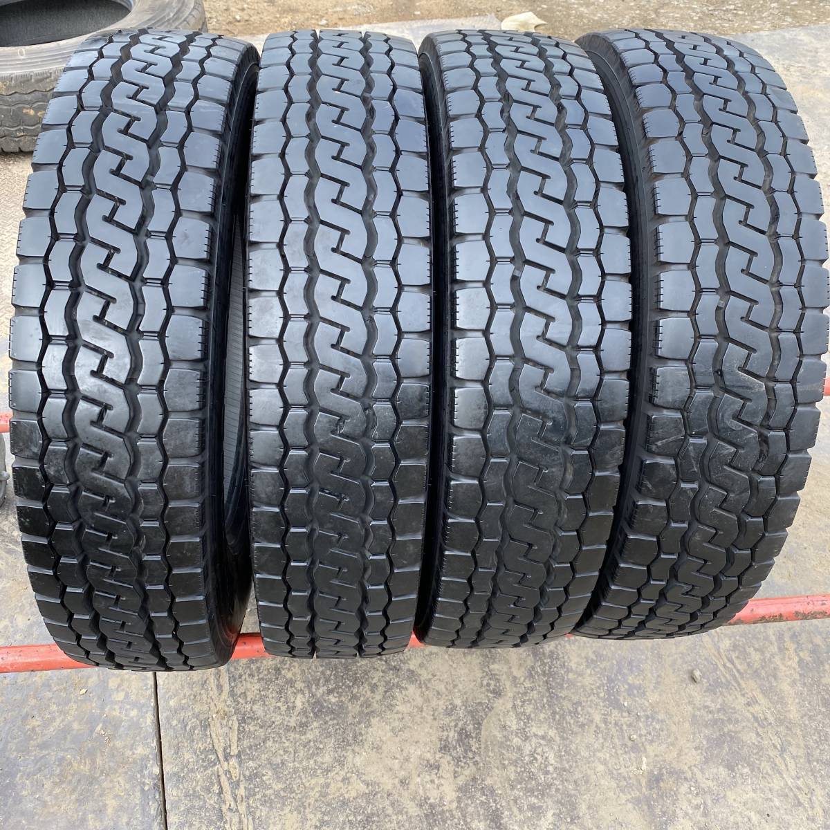 高品質，定番 205/80R17.5 ブリヂストン BS ECOPIA 2017年製 4本 ミックスタイヤ JD33(タイヤ)｜売買されたオークション情報、yahooの商品情報をアーカイブ公開 - オークファン タイヤ
