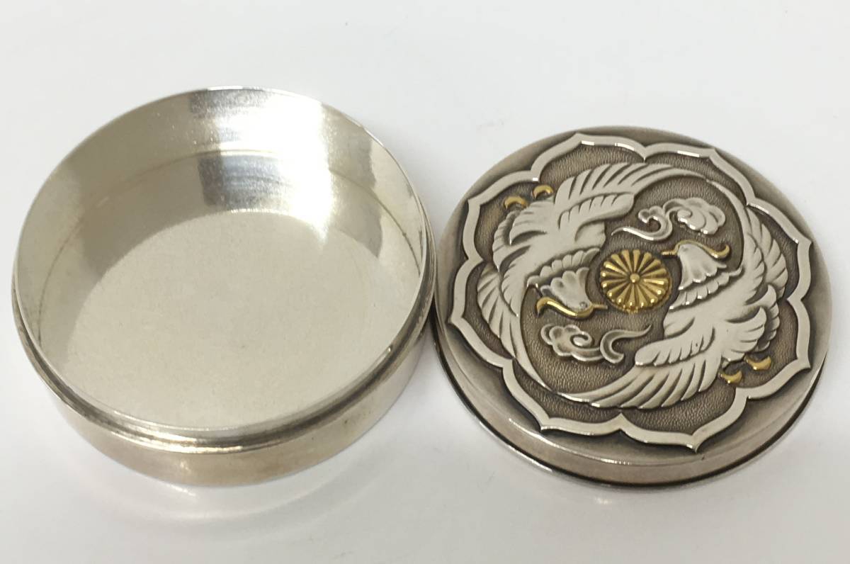 天皇家御下賜品 皇室菊十六御紋 銀製鴛鴦文香合形