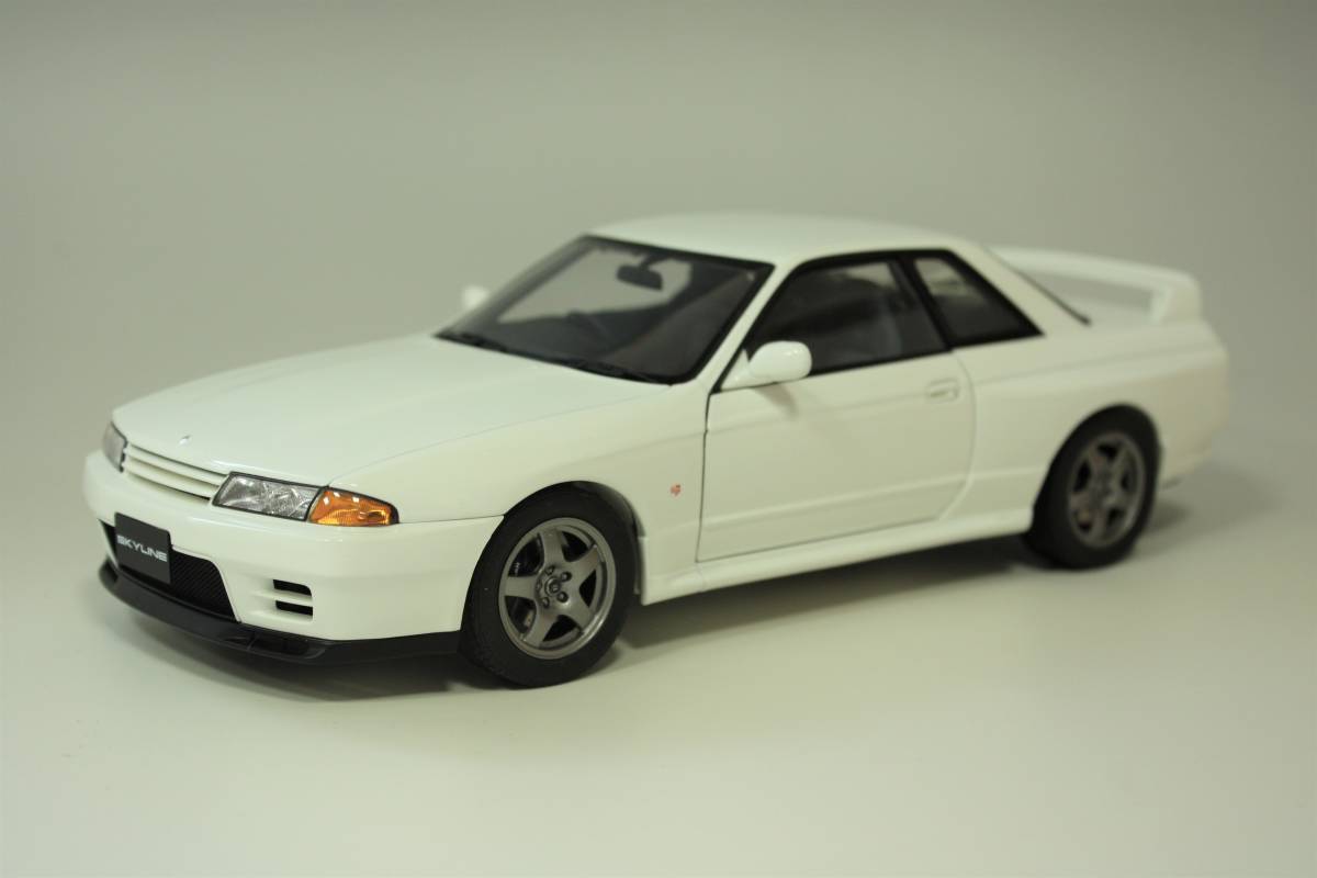 長期在庫品1/18白い紙の箱スカイライン GTR R32 ( CRYSTAL WHITE