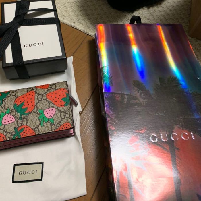 GUCCIいちご柄グッチ二つ折り財布GG柄 【公式通販】