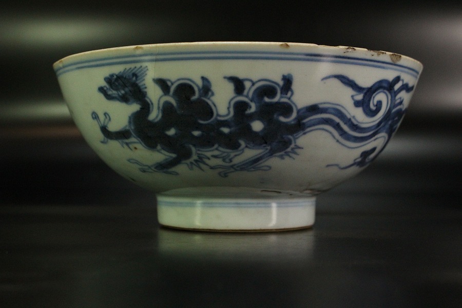 中国明時代 古染付兜鉢 木箱付 横幅21.8㎝ 東Y5- 【流】中国古玩 時代