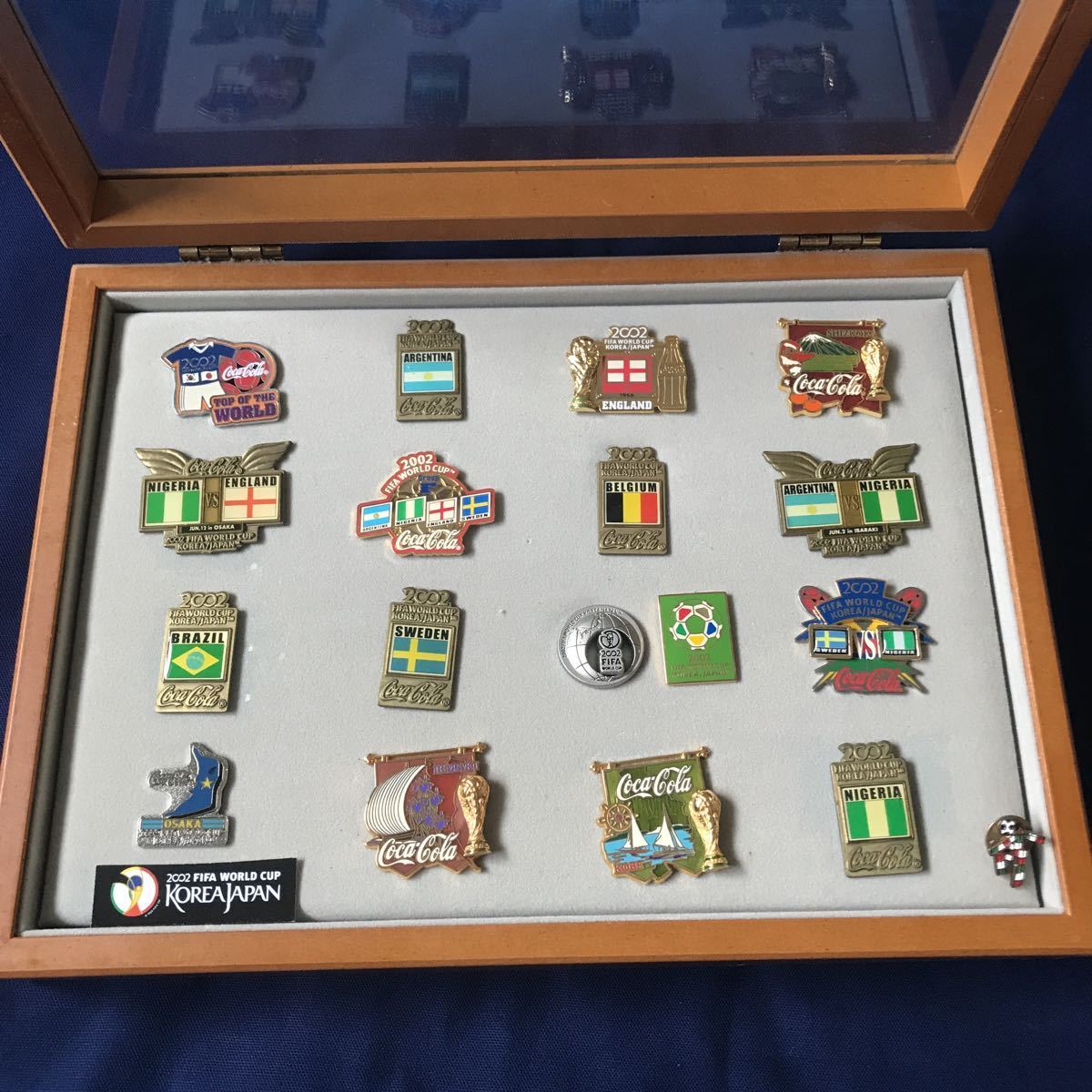 正規品，格安 2002年 サッカーワールドカップ 記念ピンバッジ コレクション コカコーラ 17個＋おまけ1個 ガラスケース付(ピンバッジ)｜売買されたオークション情報、yahooの商品情報をアーカイブ公開 - オ ピンバッジ