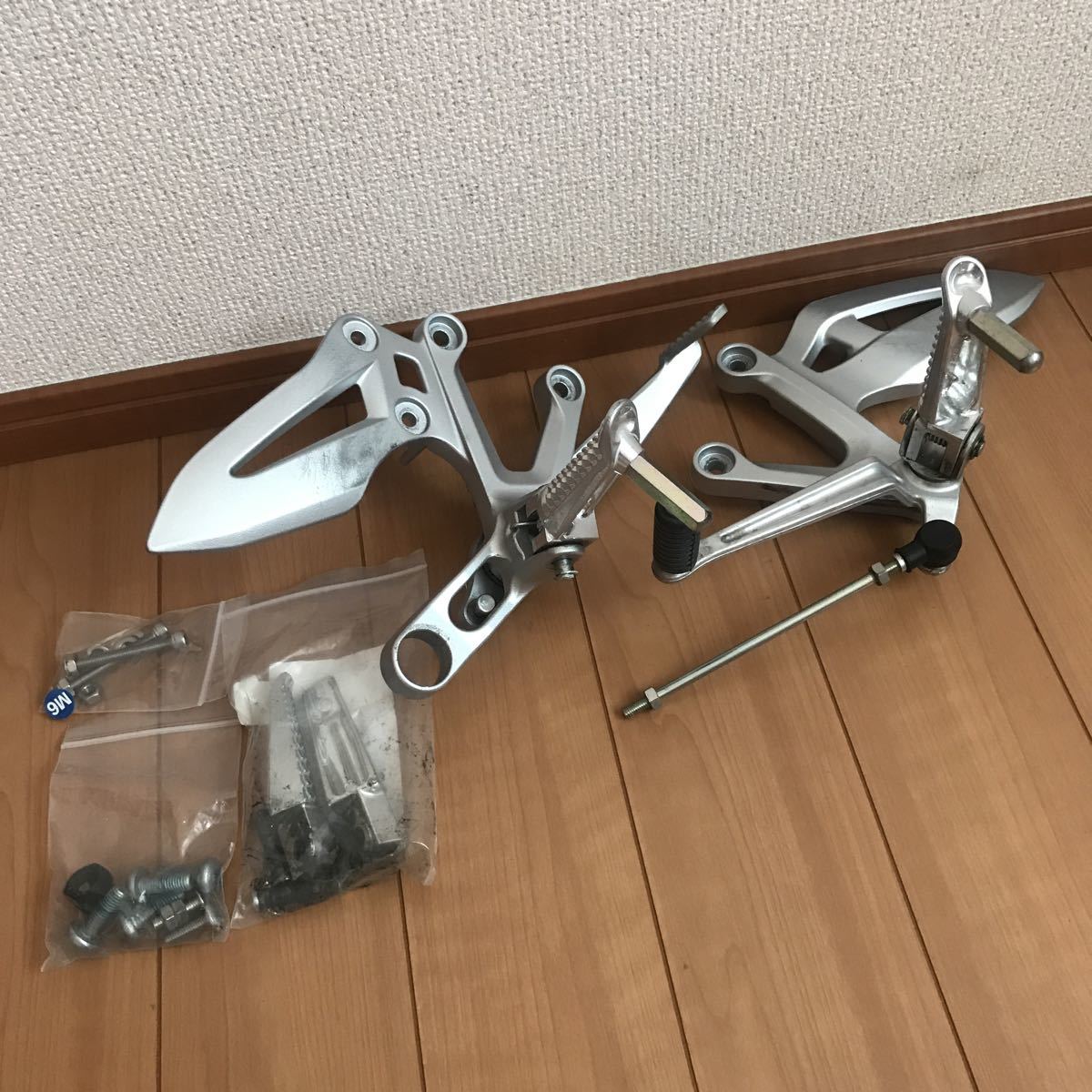 GSX-S1000/F GT79A 純正ステップ 割れ無!79A.純正ステップホルダー左