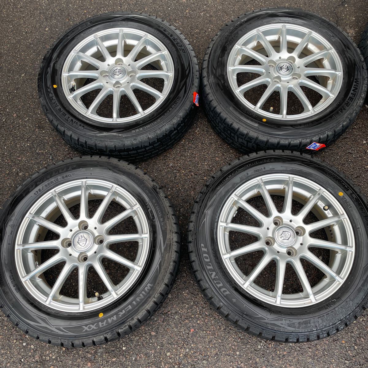 冬支度！ 美品！バリ山！ 4本セット 日産キューブにて使用 スタッドレスタイヤ 日産 美品 1シーズンのみ使用 キューブに最適 スタッドレスタイヤ