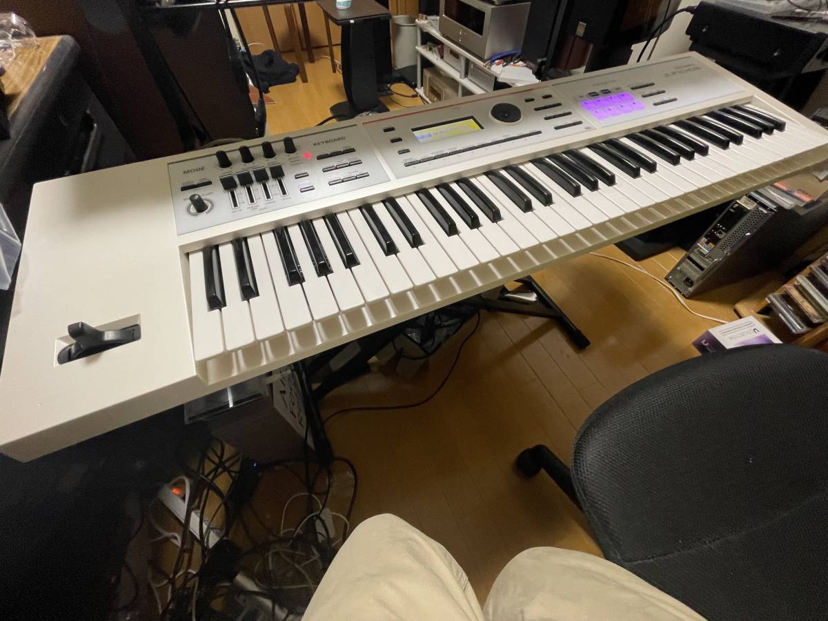 Roland JUNO-DS 61ホワイト色 純正ソフトケース付き 元箱、説明書あり 禁煙
