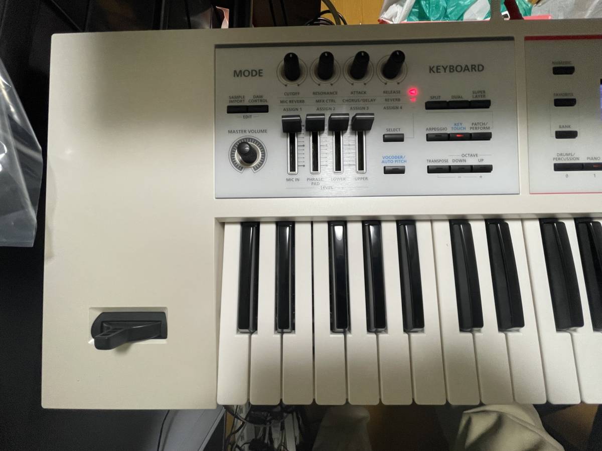 Roland JUNO-DS 61ホワイト色 純正ソフトケース付き 元箱、説明書あり 禁煙