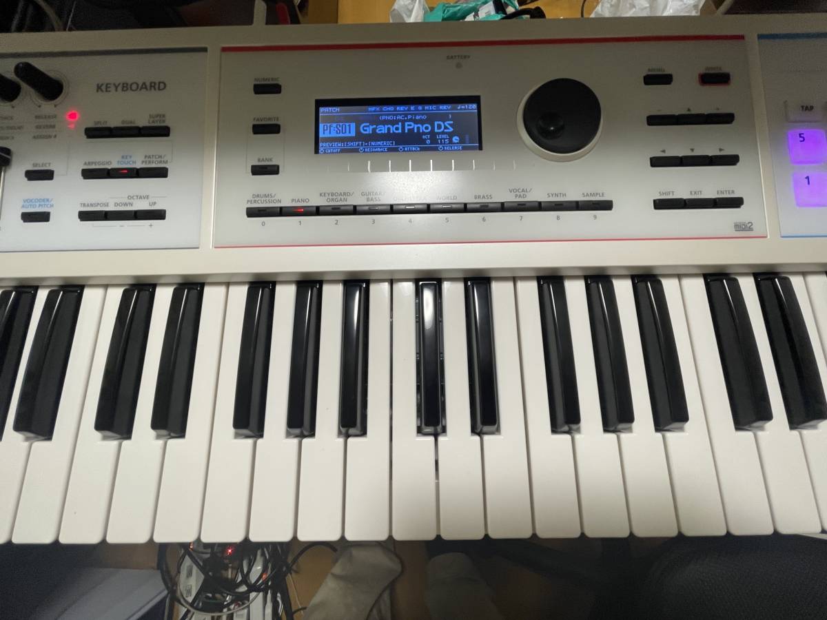Roland JUNO-DS 61ホワイト色 純正ソフトケース付き 元箱、説明書あり 禁煙