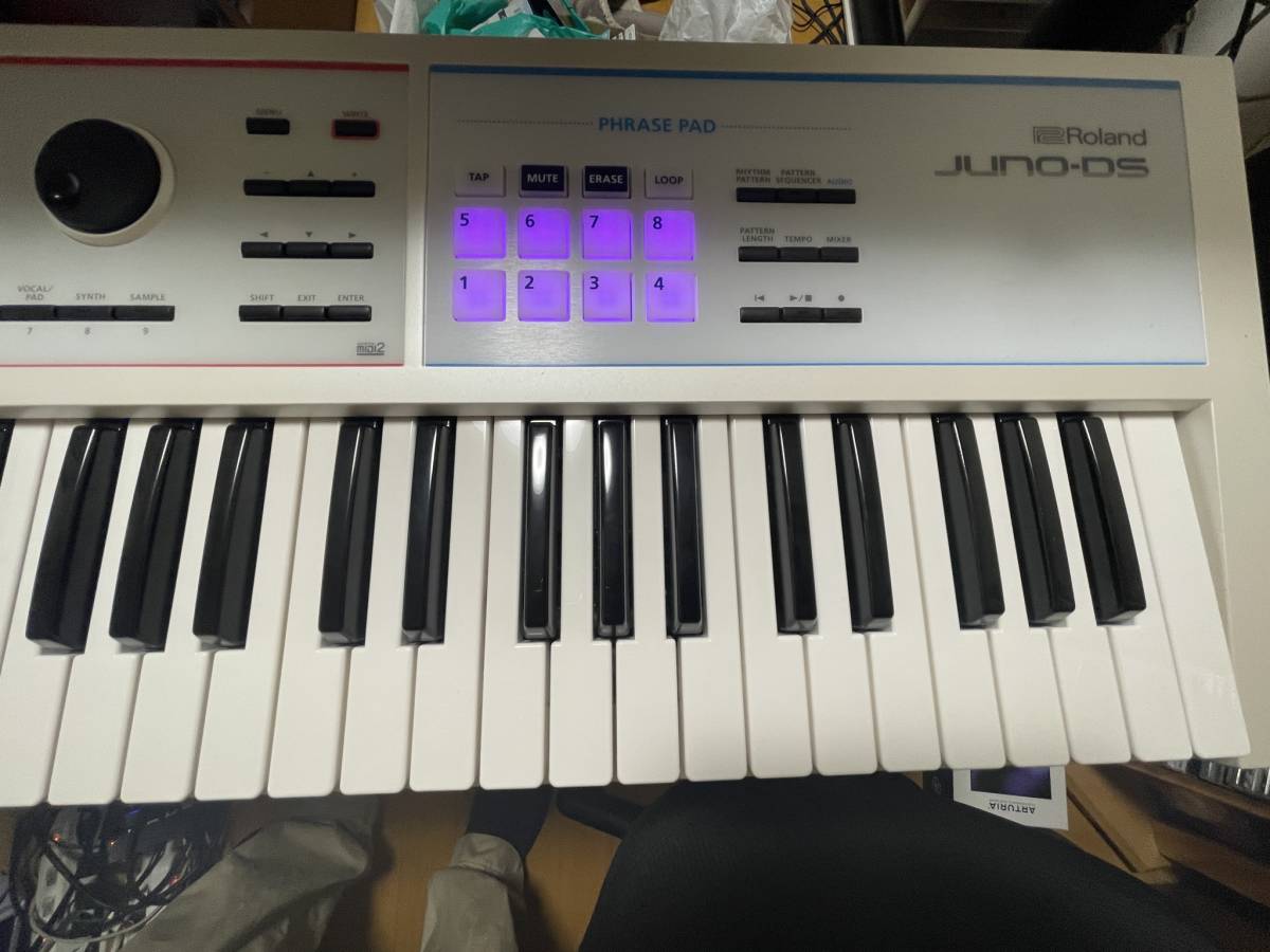Roland JUNO-DS 61ホワイト色 純正ソフトケース付き 元箱、説明書あり 禁煙