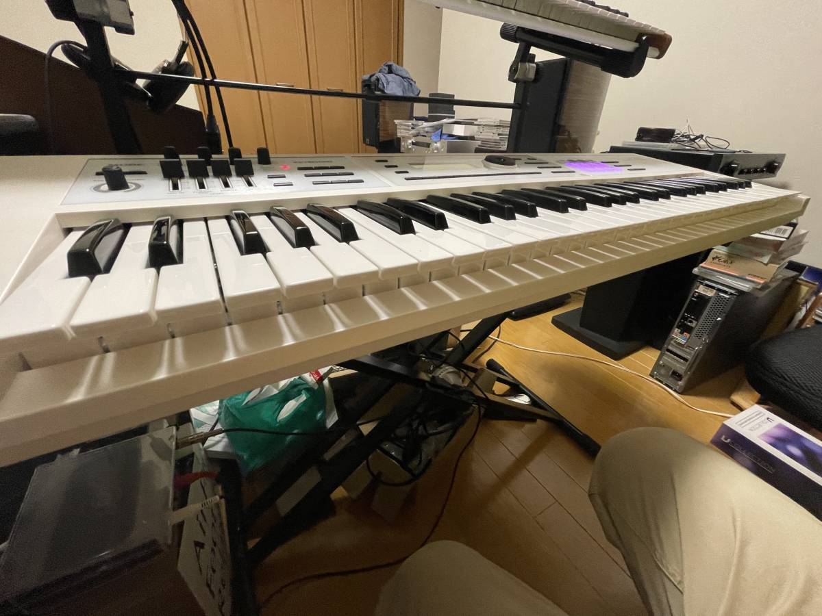 Roland JUNO-DS 61ホワイト色 純正ソフトケース付き 元箱、説明書あり 禁煙
