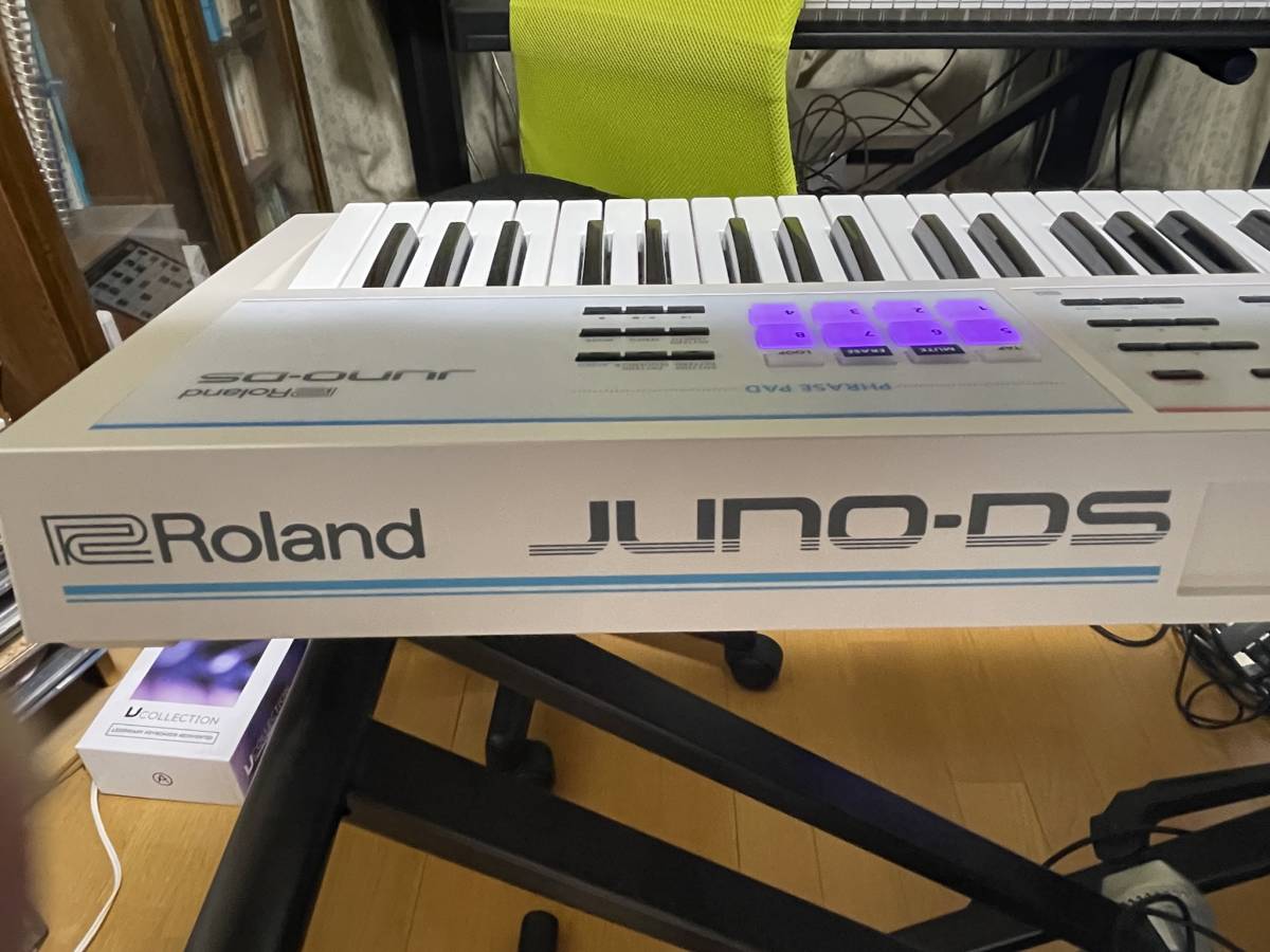 Roland JUNO-DS 61ホワイト色 純正ソフトケース付き 元箱、説明書あり 禁煙