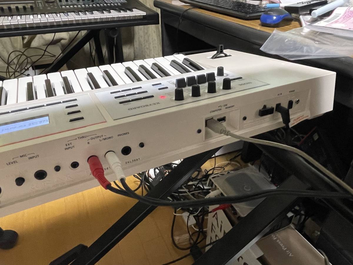Roland JUNO-DS 61ホワイト色 純正ソフトケース付き 元箱、説明書あり 禁煙