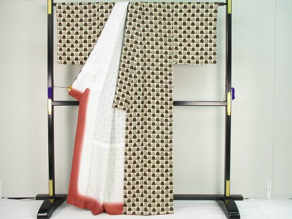 志ま亀 | 着物（レディースファッション）の通販 はなを 京都｜着物｜きものトータルプロデュース 福岡 【1円スタート】着物ふぁんた▲【京都　志ま亀】　幾何学文様　鳥の子色　逸品　しつけ付き　小紋 t5909