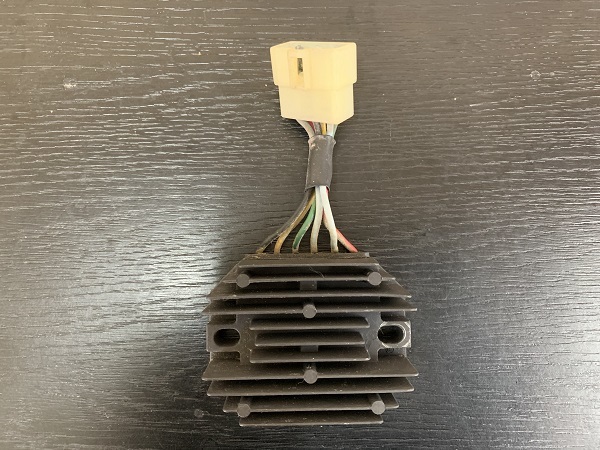 クボタ　コンバイン　R1-12用　ディーゼルエンジン　D662-LC　ボルテージレギュレータ